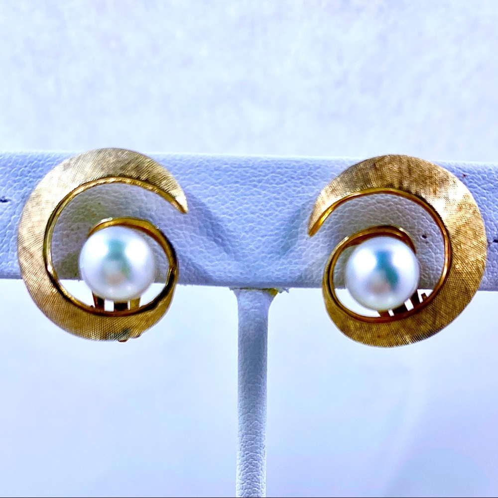 Vintage 14K Yellow Gold And Pearl Clip Earrings